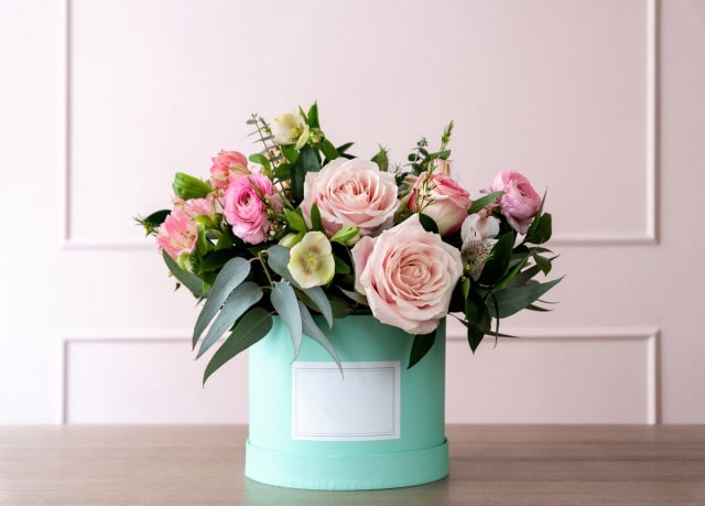 アレンジメントされた薔薇などのお花